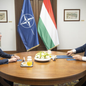 NATO-Generalsekretär in Ungarn: Orbán verzichtet auf ein Veto