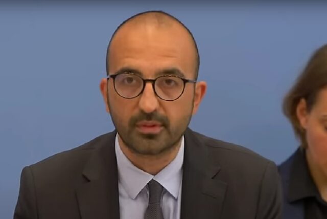 BMI-Sprecher Dr. Mehmet Ata während der Bundespressekonferenz am 3. Juni 2024. Foto: Screenshot YouTube/Jung und naiv