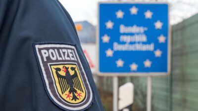 Das Wappen der Bundespolizei ziert den Ärmel einer Uniformjacke an einem deutschen Grenzübergang.