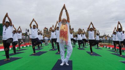 Indiens Premier Modi leitet Yoga-Tag in Kaschmir