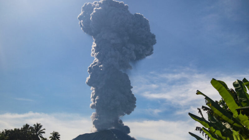 Vulkan in Indonesien: Kilometerhohe Aschewolke nach kurzem Ausbruch
