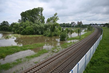 Unbekannte beschädigen Hochspannungskabel an Bahnlinie in Rheinland-Pfalz