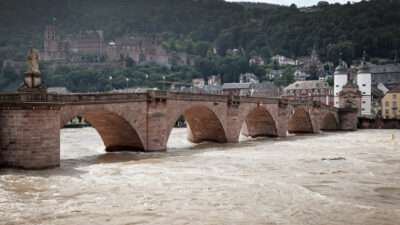 TICKER Hochwasser: Autobahn A9 wieder frei – Passau erhöht seine Sandsackwälle