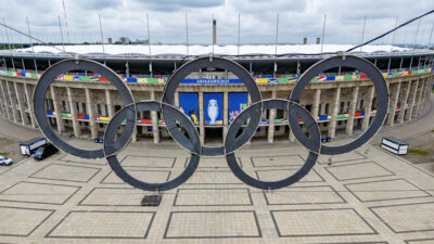 Eiffelturm trägt Olympische Ringe