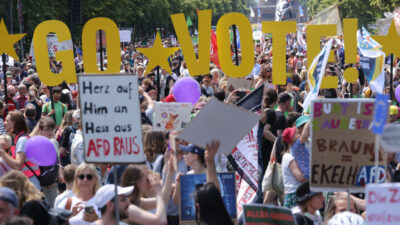Protestwelle gegen Rechtsextremismus rollt durch Deutschland