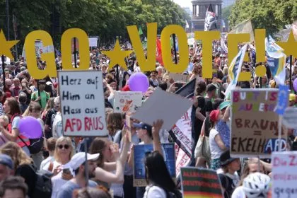 Protestwelle gegen Rechtsextremismus rollt durch Deutschland