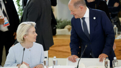 Bundeskanzler Olaf Scholz (R) und EU-Kommissionspräsidentin Ursula von der Leyen (L) während des G7-Gipfels in Savelletri bei Bari, Italien, am 14. Juni 2024. Foto: Ludovic Marin/afp via Getty Images