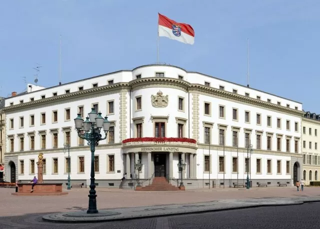 Das Pressefoto zeigt Schloss Chermann in Wiesbaden, den Sitz des hessischen Landtags. Foto: Hessischer Landtag, Kanzlei - Fotograf Hermann Heibel