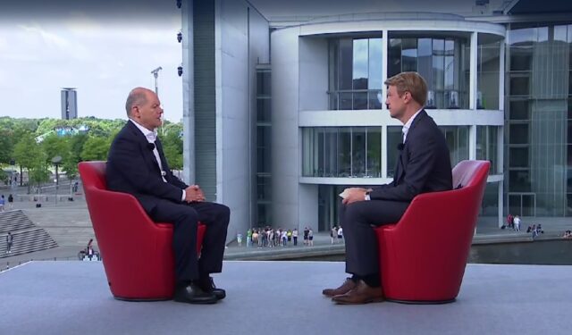 Das Bild zeigt Bundeskanzler Olaf Scholz (l.)im Sommerinterview mit ARD-Moderator Markus Preiß.