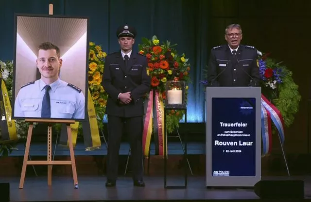 Der Polizeiausbilder Ralf-Peter Schwindt während der Würdigung seines ehemaligen Schützlings Rouven L. auf der Trauerfeier in Mannheim. Foto: Bildschirmfoto/SWR
