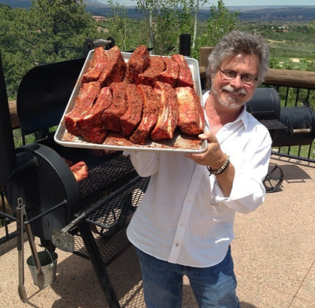 Grill-Legende Steven Raichlen mit Rippchen an der Barbecue University.