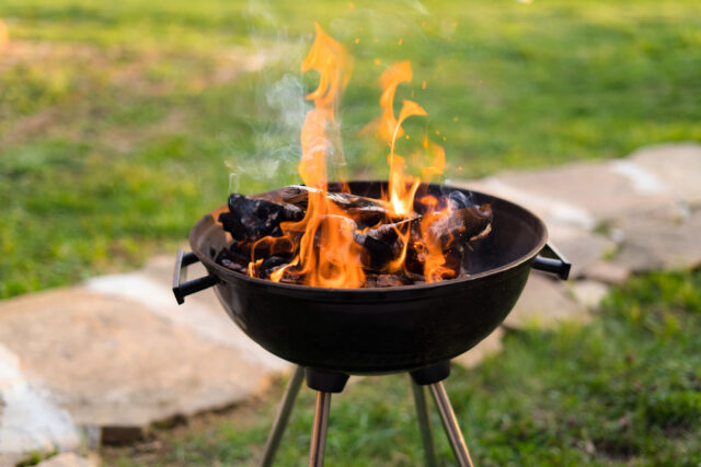 Grill mit Holzkohle betrieben