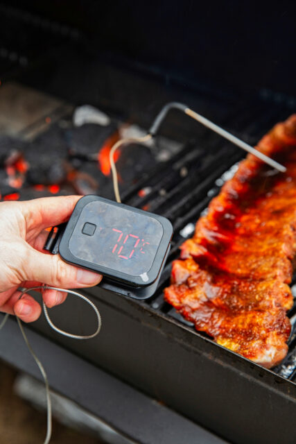 Überprüfung des Garzeitpunktes vom Steak auf dem Grill