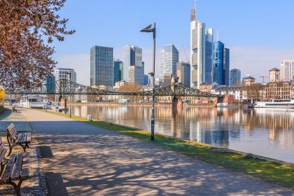 Frankfurt am Main, Parkbank am Flussufer