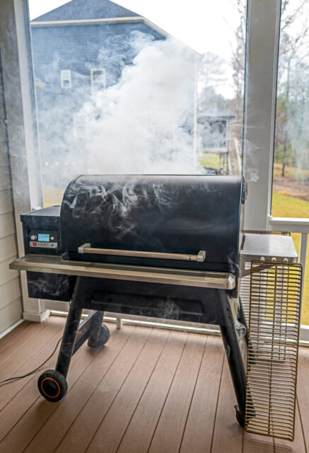 Mit Pellets betriebener Grill