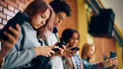 Studie: Internetsucht bei Jugendlichen kann Verhalten und Entwicklung negativ beeinflussen