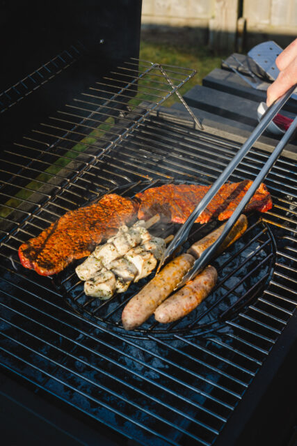 Zange mit Federung für den Grill