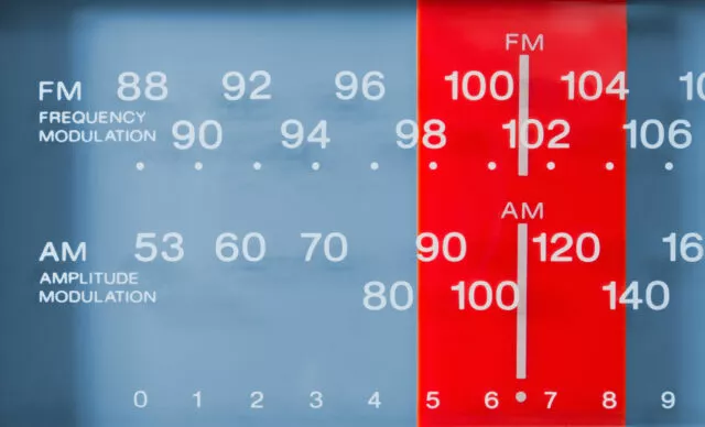 UKW-Radioprogramme werden derzeit noch im Frequenzbereich zwischen 87,6 und 107,9 MHz empfangen. Die Übertragung erfolgt mithilfe der Frequenzmodulation (FM). Foto: Emmeci74/iStock