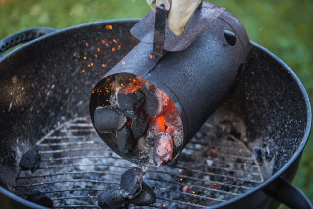 Grill anzünden mit Holzkohle, Grillanzünder und Anzündkamin