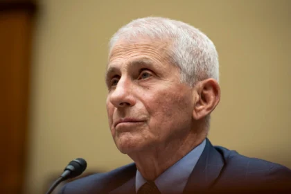 FDA-Direktor wirft Anthony Fauci die Vertuschung des Laborursprungs von COVID-19 vor