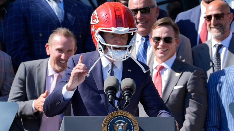 US-Präsident Joe Biden (M) trägt einen Helm von Super-Bowl-Champion Kansas City Chiefs bei einem Besuch im Weißen Haus.