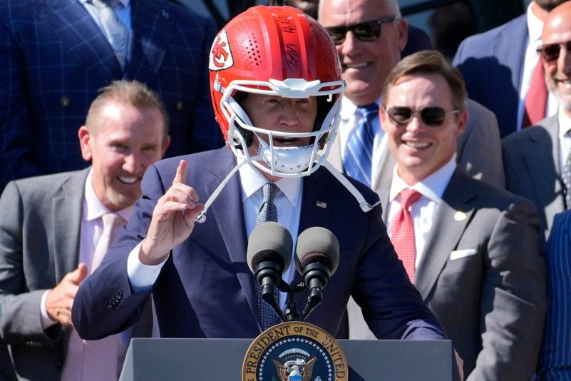 US-Präsident Joe Biden (M) trägt einen Helm von Super-Bowl-Champion Kansas City Chiefs bei einem Besuch im Weißen Haus.