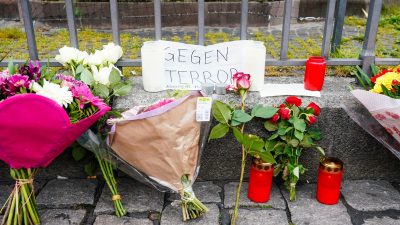 Einen Tag nach dem Messerangriff auf Teilnehmer einer islamkritischen Kundgebung auf dem Mannheimer Marktplatz, haben Menschen Kerzen, Blumen und ein Blatt Papier mit der Aufschrift „Gegen Terror“ am Tatort niedergelegt.