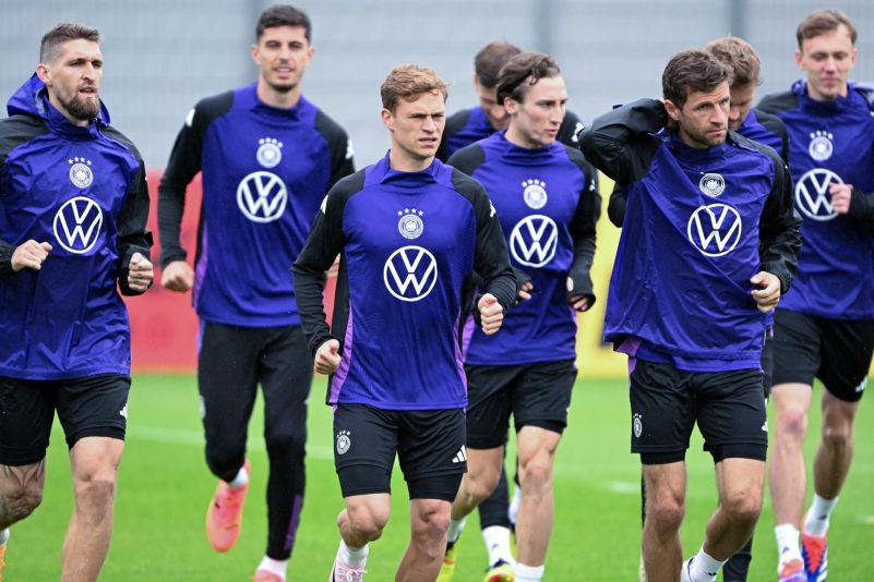 Die DFB-Profis sind in ihrem EM-Quartier in Herzogenaurach angekommen.