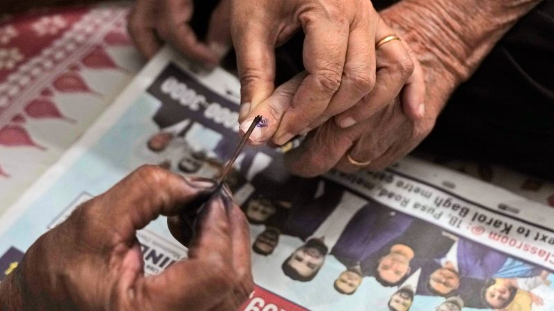Wählerinnen und Wählern, die ihre Stimme abgegeben haben, wird der Finger mit Farbe markiert. Ergebnisse der Parlamentswahl in Indien soll es am 4. Juni geben.