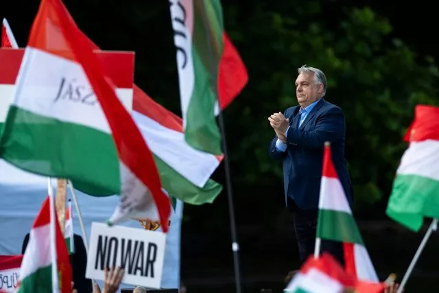 Ungarns Ministerpräsident Viktor Orban spricht in Budapest zu seinen Anhängern.