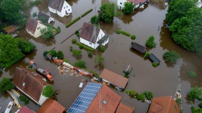 Oberbayern: Feuerwehrmann stirbt in den Fluten