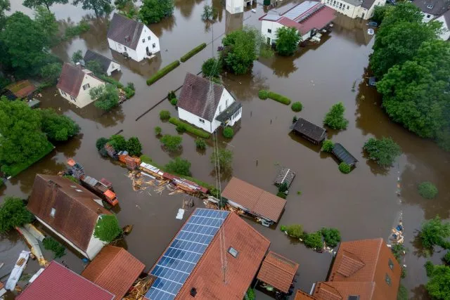 Viele Teile Süddeutschlands haben mit Überschwemmungen zu kämpfen - so auch Dinkelscherben im schwäbischen Landkreis Augsburg.