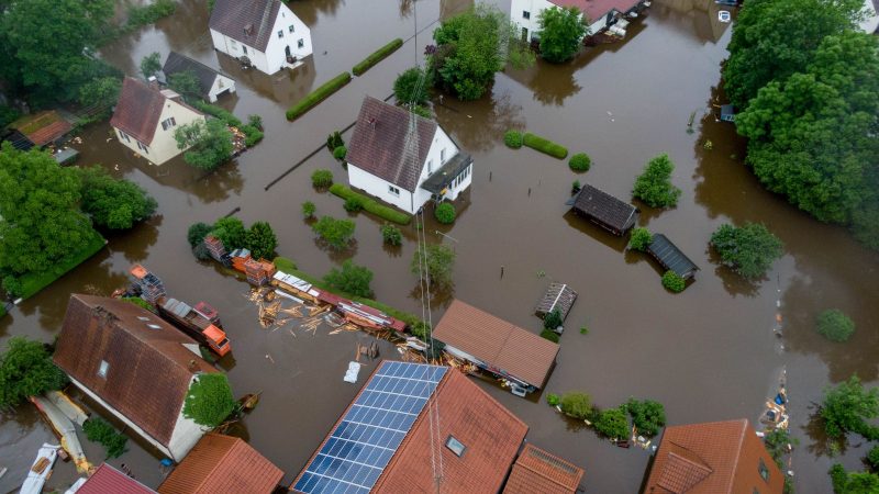 Viele Teile Süddeutschlands haben mit Überschwemmungen zu kämpfen - so auch Dinkelscherben im schwäbischen Landkreis Augsburg.