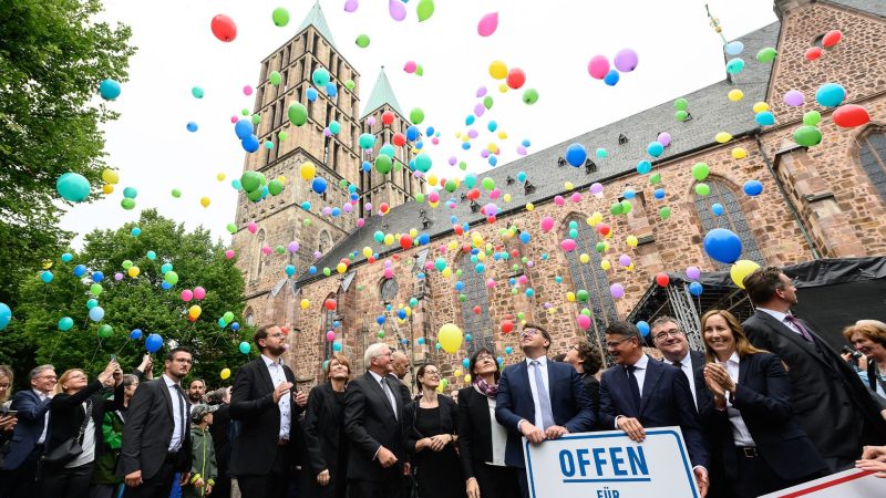 Bundespräsident Frank-Walter Steinmeier (M) lässt zusammen mit Gästen rund 500 Luftballons nach einer Gedenkfeier zum fünften Todestag von Walter Lübcke in den Himmel vor der Martinskirche in Kassel steigen.