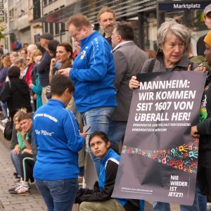 Mannheim: Verletzter Polizist ist verstorben – aufgeheizte Stimmung überschattet Mahnwachen