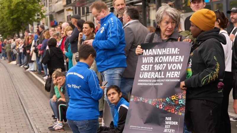 Bürgerinnen und Bürger demonstrieren in Mannheim mit einer Menschenkette gegen Gewalt, Hass und Hetze.
