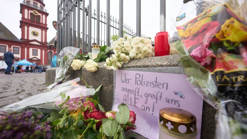 Nach der Messerattacke in Mannheim erinnern Kerzen und Blumen an die Opfer.
