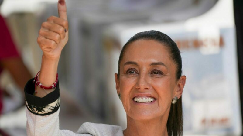 Die Präsidentschaftskandidatin der Regierungspartei, Claudia Sheinbaum, zeigt ihren mit Tinte verschmierten Daumen nach der Stimmabgabe bei den Parlamentswahlen in Mexiko-Stadt.