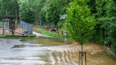 Teile von Leinzell sind überflutet, nachdem der Fluss Lein über die Ufer getreten war.