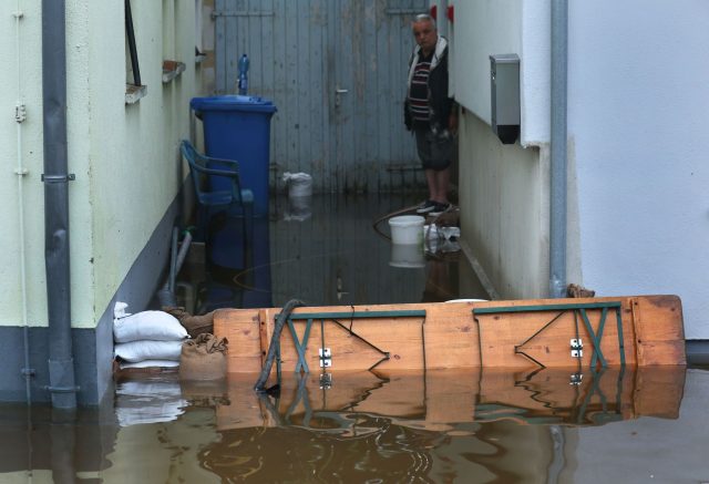 Ein Anwohner der Mindel versucht sein Hau vor dem Hochwasser zu schützen.
