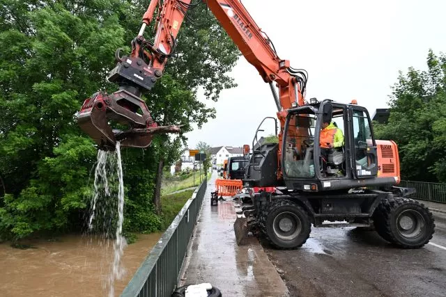 Ein Bagger holt Bruchholz aus dem Fluss Schussen.