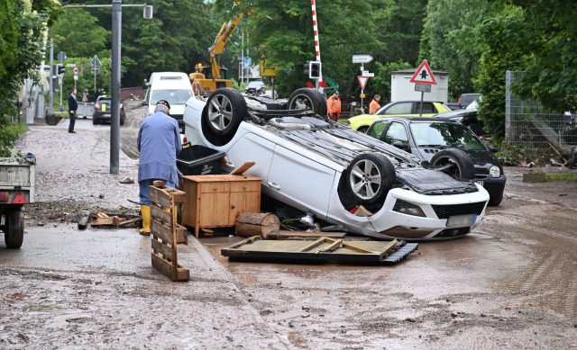 Seit Tagen kämpfen Einsatzkräfte in Bayern und Baden-Württemberg gegen die Flut und ihre Folgen. Dieses Auto ist in Rudersberg durch das Hochwasser umgestürzt.