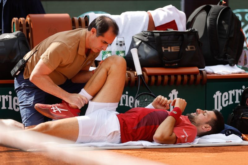 Novak Djokovic nahm Anfang des zweiten Satzes eine medizinische Auszeit, um sich am rechten Knie behandeln zu lassen.