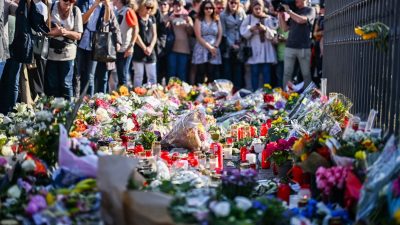 Bei einer Kundgebung unter dem Motto "Mannheim hält zusammen" auf dem Mannheimer Marktplatz wurden Blumen an dem Tatort niedergelegt, an dem am Freitag bei einer Messerattacke ein Polizist getötet wurde.