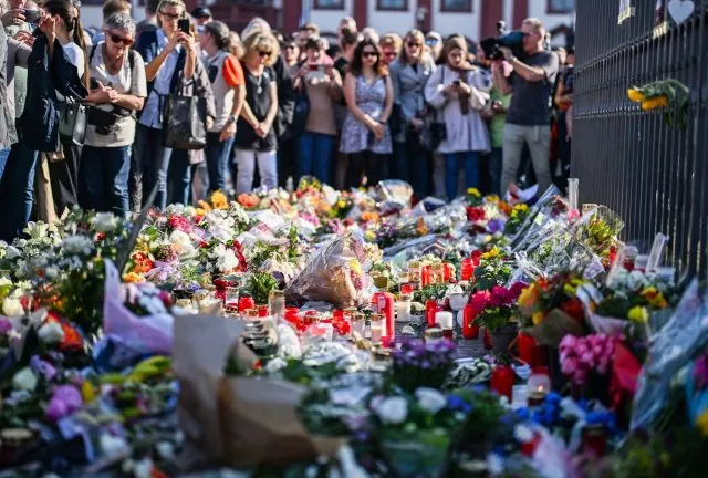 Bei einer Kundgebung unter dem Motto &quot;Mannheim hält zusammen&quot; auf dem Mannheimer Marktplatz wurden Blumen an dem Tatort niedergelegt, an dem am Freitag bei einer Messerattacke ein Polizist getötet wurde.