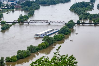 Zwei Schiffe liegen im Hochwasser der Donau.
