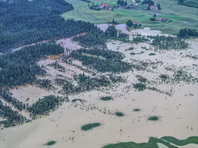 Im Bereich Taufach und Fetzachmoos sind Teile der Landschaft überschwemmt (Aufnahme mit einer Drohne).