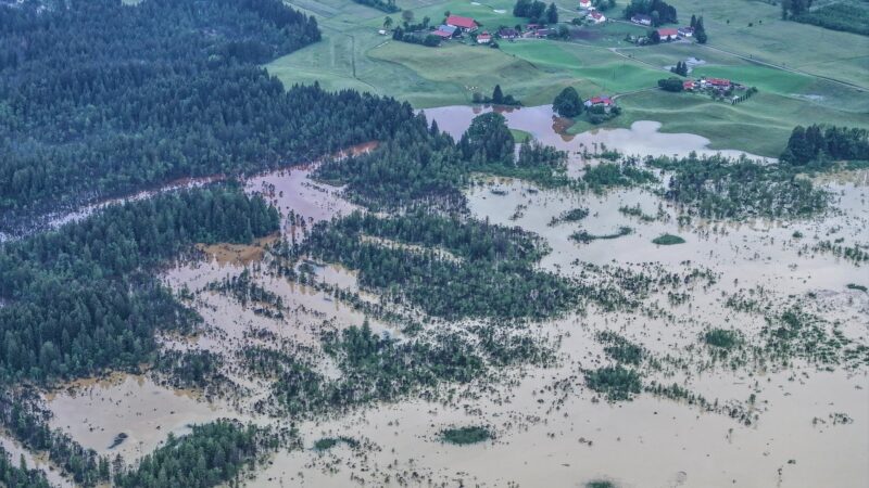 Im Bereich Taufach und Fetzachmoos sind Teile der Landschaft überschwemmt (Aufnahme mit einer Drohne).