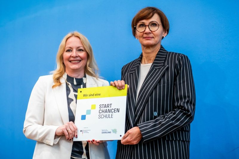Mit der Unterschrift von Bettina Stark-Watzinger (r) und Christine Streichert-Clivot startet das Startchancen-Programm.