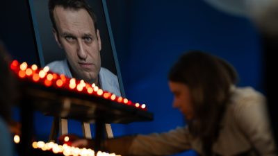 „Die Würde konnte man ihm nicht nehmen“: Gedenken an Nawalny